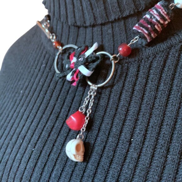 3x35$ 💀 Handmade - Skull short necklace ruban bead fabric - black white red - Picture 5 of 10